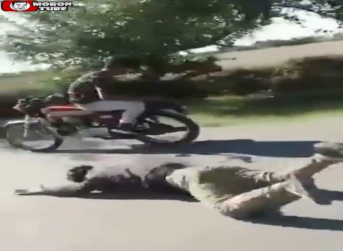 Video :He stands on a motorcycle and snaps a selfie, but it doesn't work out